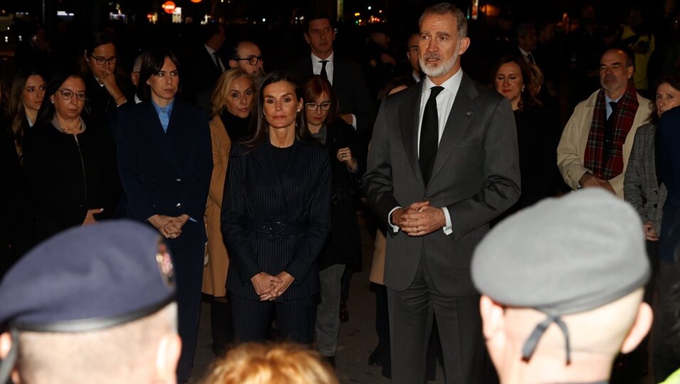 Los Reyes Felipe y Letizia en su visita a la zona del incendio de Valencia