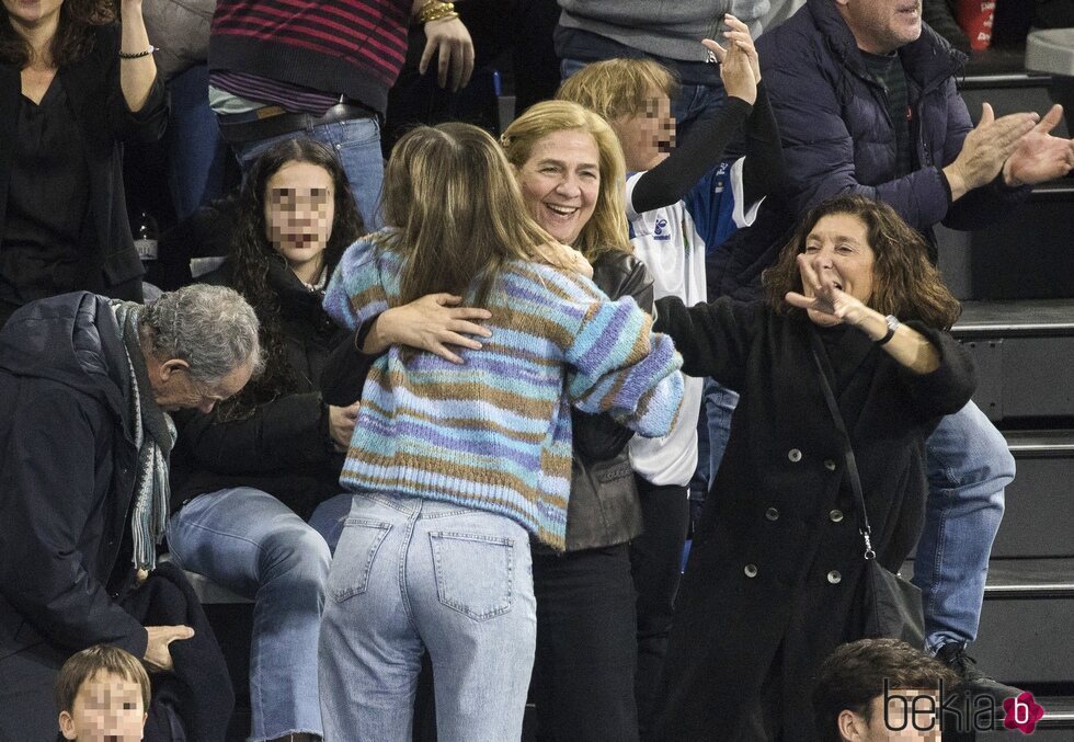 La Infanta Cristina y Johanna Zott se abrazan en un partido de balonmano de Pablo Urdangarin