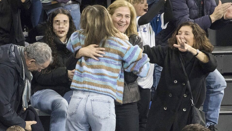 La Infanta Cristina y Johanna Zott se abrazan en un partido de balonmano de Pablo Urdangarin