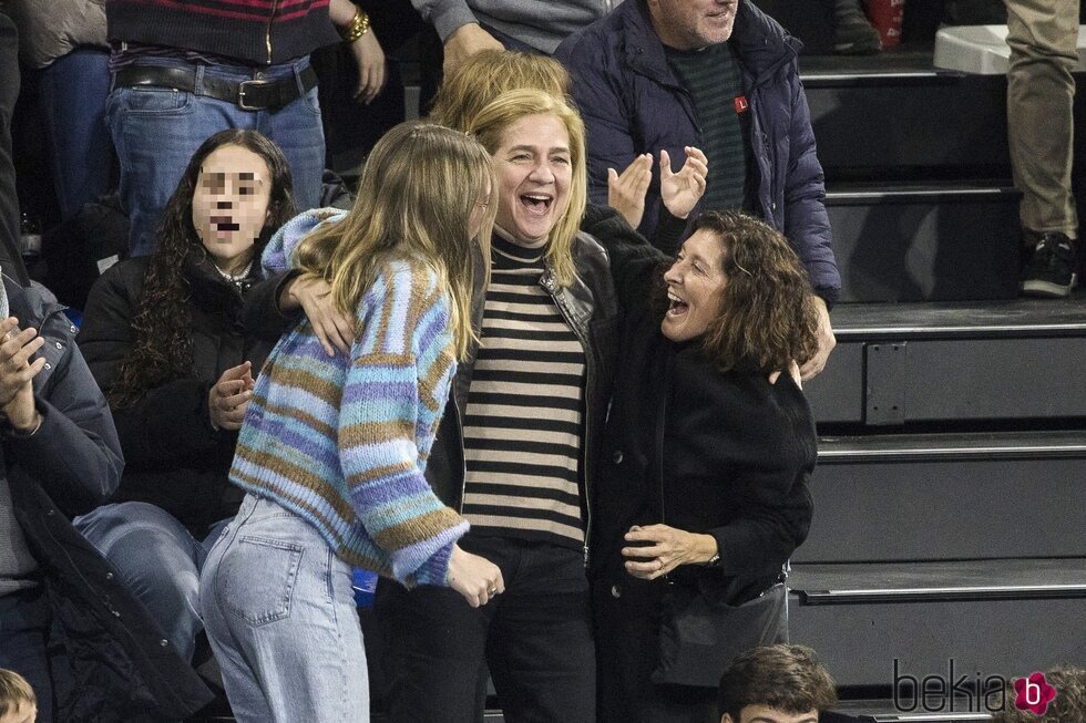 La Infanta Cristina y Johanna Zott celebrando un gol del equipo de Pablo Urdangarin contra el Ademar