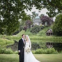 Lady Gabriella Windsor y Thomas Kingston posando en su boda en Frogmore House