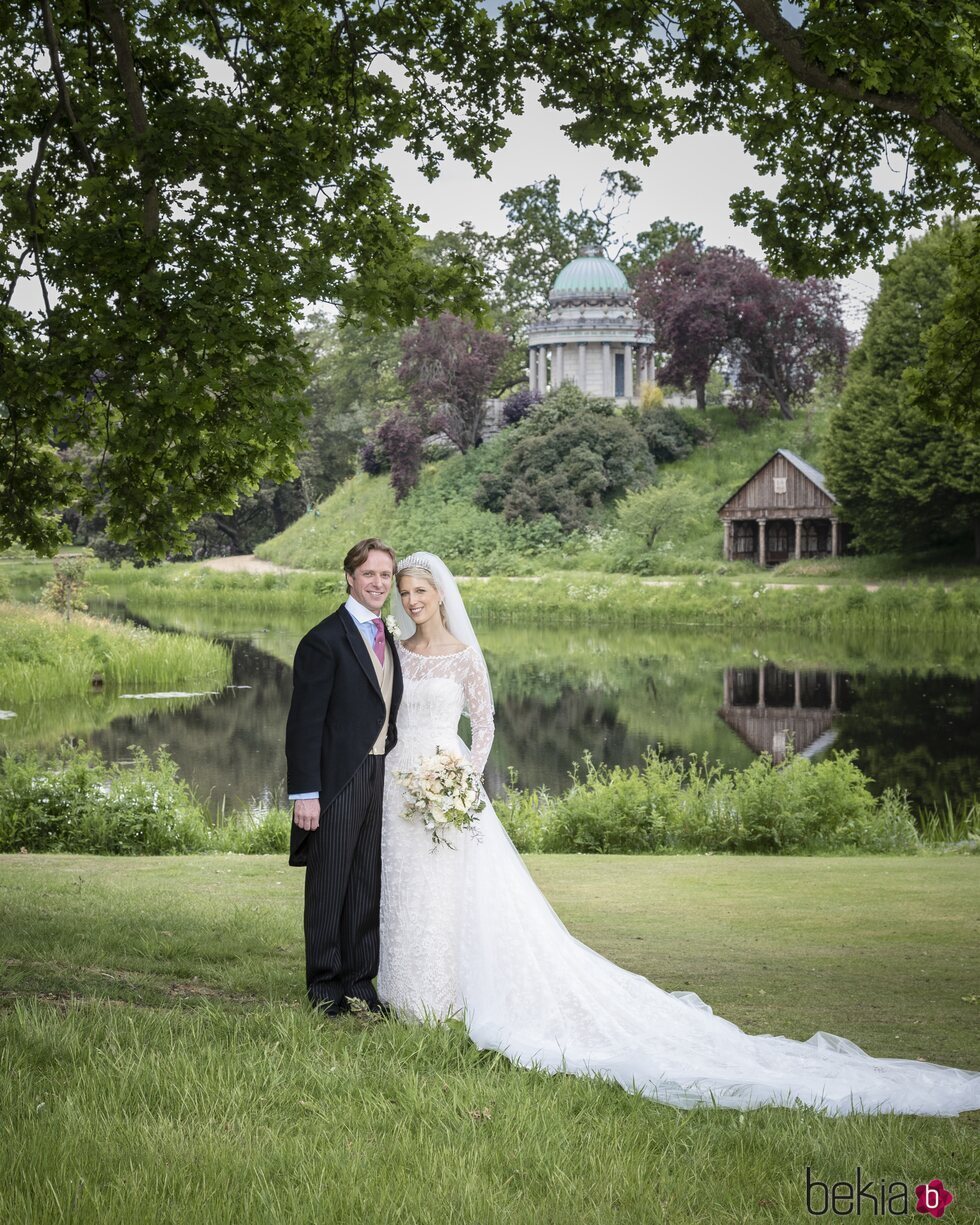 Lady Gabriella Windsor y Thomas Kingston posando en su boda en Frogmore House