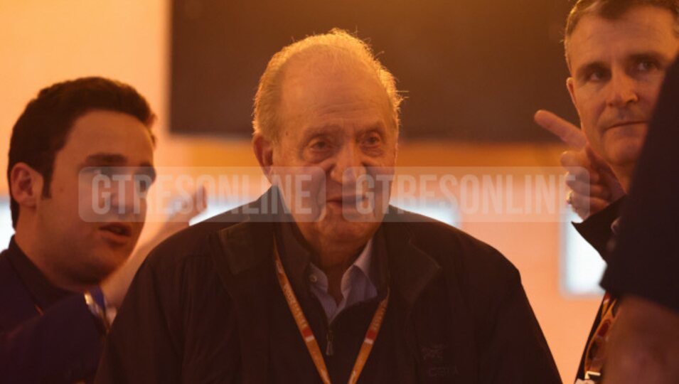 El Rey Juan Carlos y Froilán en el Gran Premio de Fórmula 1 en Bahrein