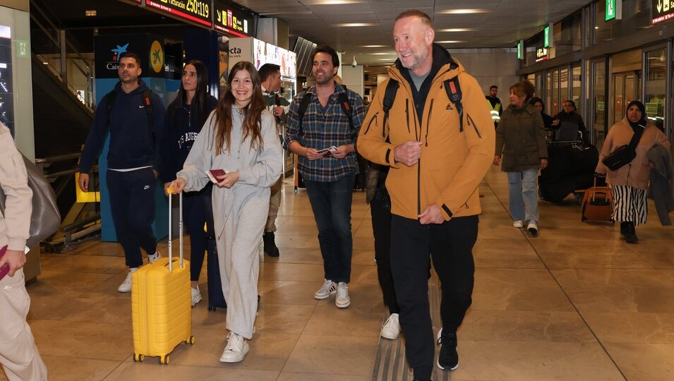 Mario y Claudia, Javier Ungría, Miri y Pedro G. Aguado en el aeropuerto rumbo a 'Supervivientes 2024'