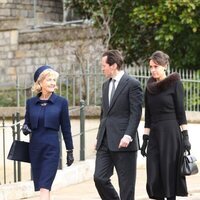 Lady Penny Brabourne con su hija y su yerno en el homenaje a Constantino de Grecia en Windsor