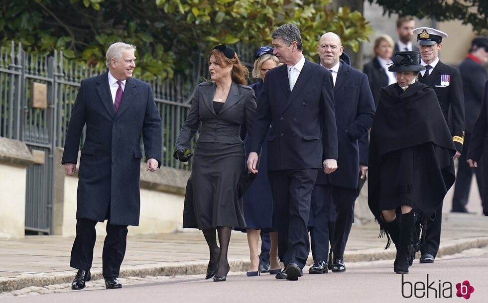 El Príncipe Andrés y Sarah Ferguson, la Princesa Ana y Sir Timothy Laurence y Zara Phillips y Mike Tindall en el homenaje a Constantino de Grecia