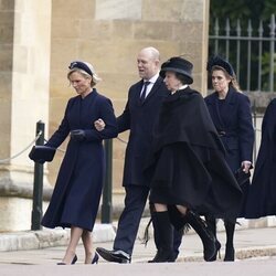 Zara Phillips y Mike Tindall, la Princesa Ana, Beatriz de York y Lady Sarah Chatto y Daniel Chatto en el Constantino de Grecia en Windsor