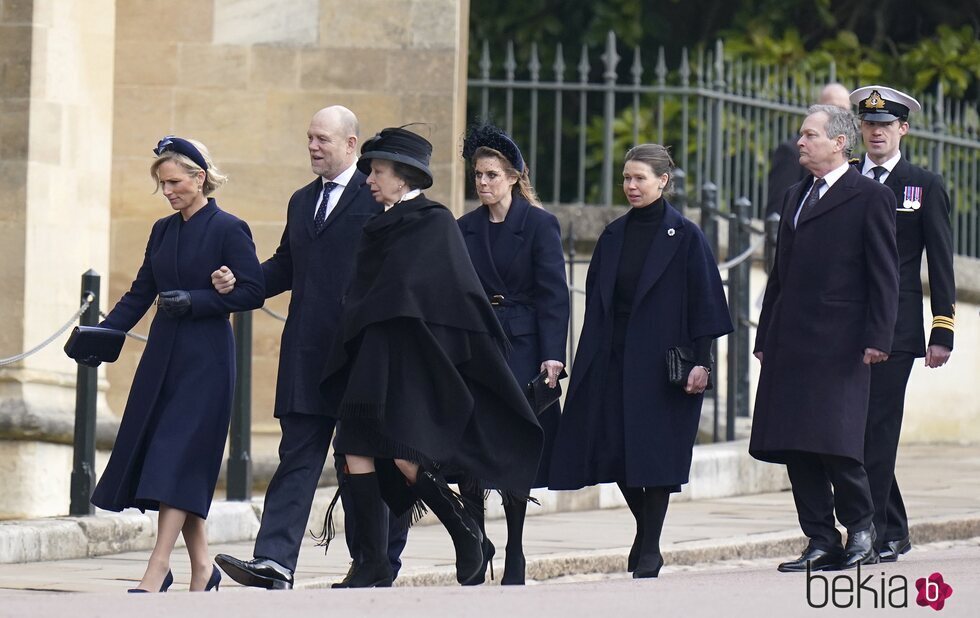 Zara Phillips y Mike Tindall, la Princesa Ana, Beatriz de York y Lady Sarah Chatto y Daniel Chatto en el Constantino de Grecia en Windsor