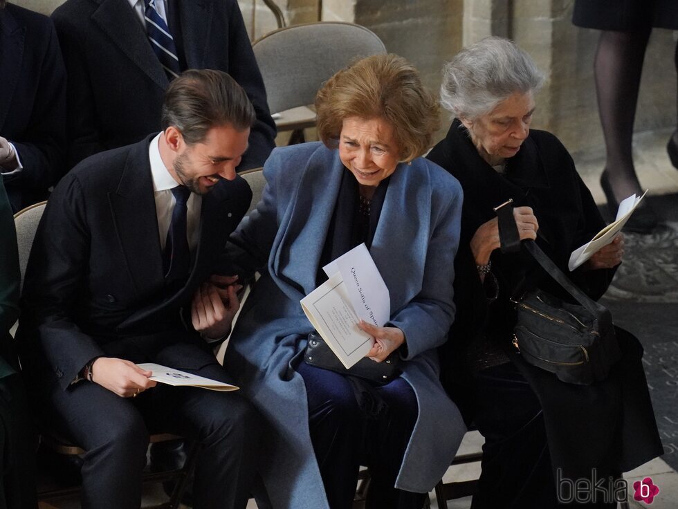 Philippos de Grecia y la Reina Sofía riéndose en el homenaje a Constantino de Grecia en Windsor