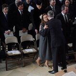 El Rey Felipe VI saluda a Alexia de Grecia y la Reina Letizia saluda a Theodora de Grecia en el homenaje a Constantino de Grecia en Windsor