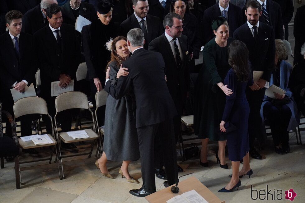 El Rey Felipe VI saluda a Alexia de Grecia y la Reina Letizia saluda a Theodora de Grecia en el homenaje a Constantino de Grecia en Windsor