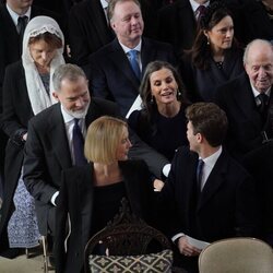 Los Reyes Felipe y Letizia bromean con Olympia de Grecia y Achileas de Grecia en el homenaje a Constantino de Grecia en Windsor