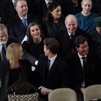 Los Reyes Felipe y Letizia bromean con Olympia de Grecia y Achileas de Grecia en el homenaje a Constantino de Grecia en Windsor