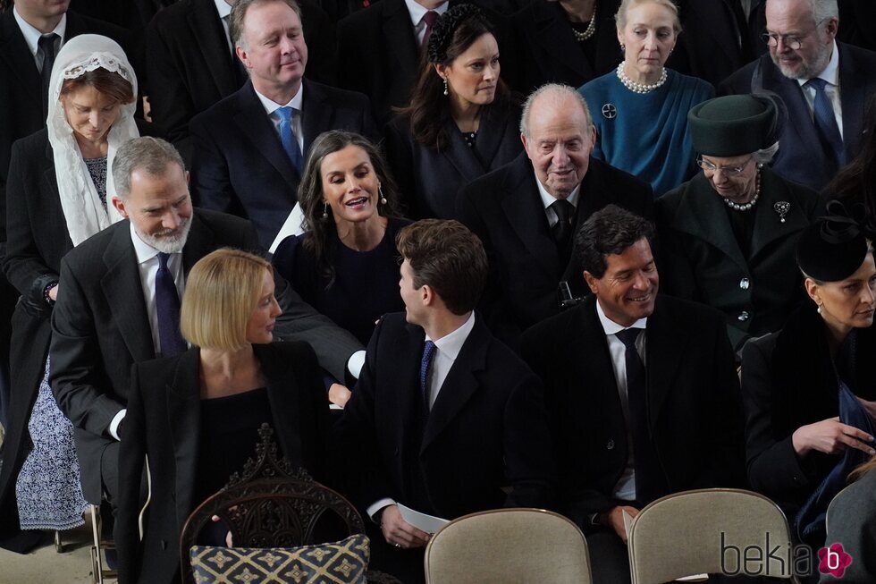 Los Reyes Felipe y Letizia bromean con Olympia de Grecia y Achileas de Grecia en el homenaje a Constantino de Grecia en Windsor