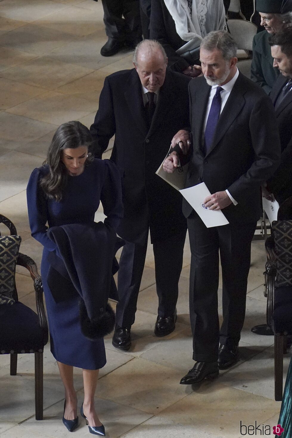 La Reina Letizia, seguida del Rey Felipe y el Rey Juan Carlos en el homenaje a Constantino de Grecia en Windsor