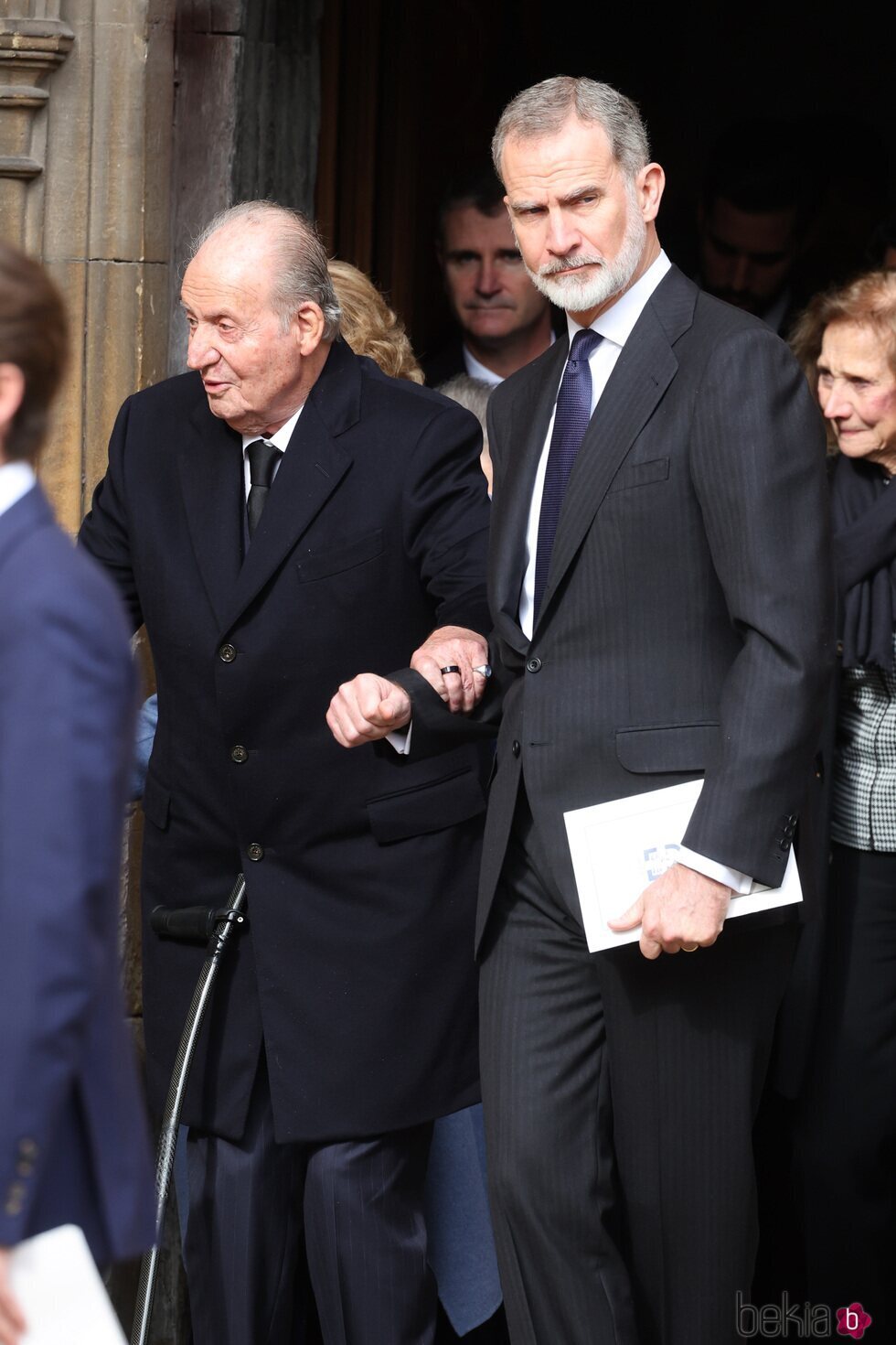 El Rey Juan Carlos y Felipe VI, cogidos del brazo en el homenaje a Constantino de Grecia