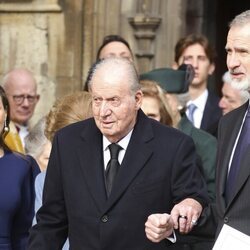 El Rey Juan Carlos, agarrado del Rey Felipe VI en el homenaje a Constantino de Grecia