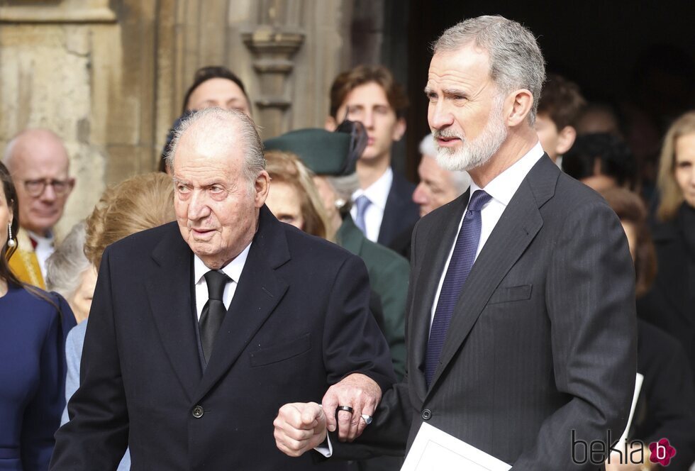 El Rey Juan Carlos, agarrado del Rey Felipe VI en el homenaje a Constantino de Grecia