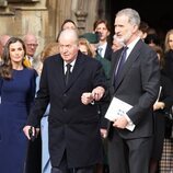 La Reina Letizia mirando al Rey Felipe y al Rey Juan Carlos en el homenaje a Constantino de Grecia