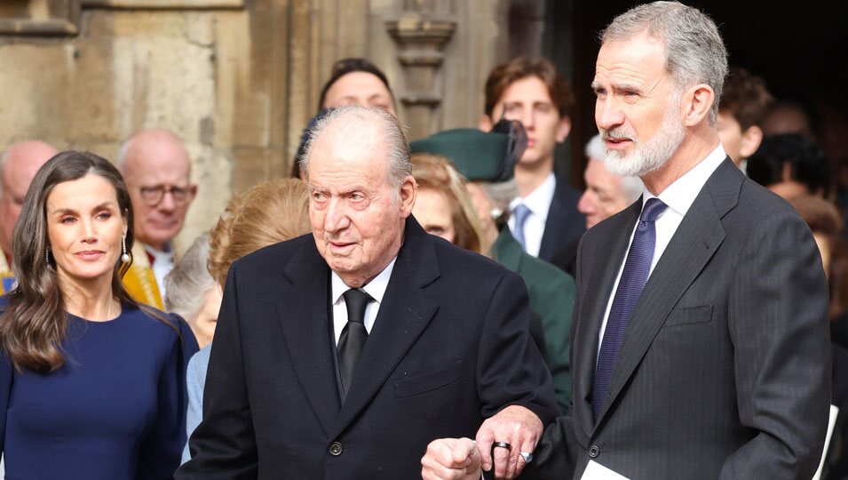 La Reina Letizia mirando al Rey Felipe y al Rey Juan Carlos en el homenaje a Constantino de Grecia