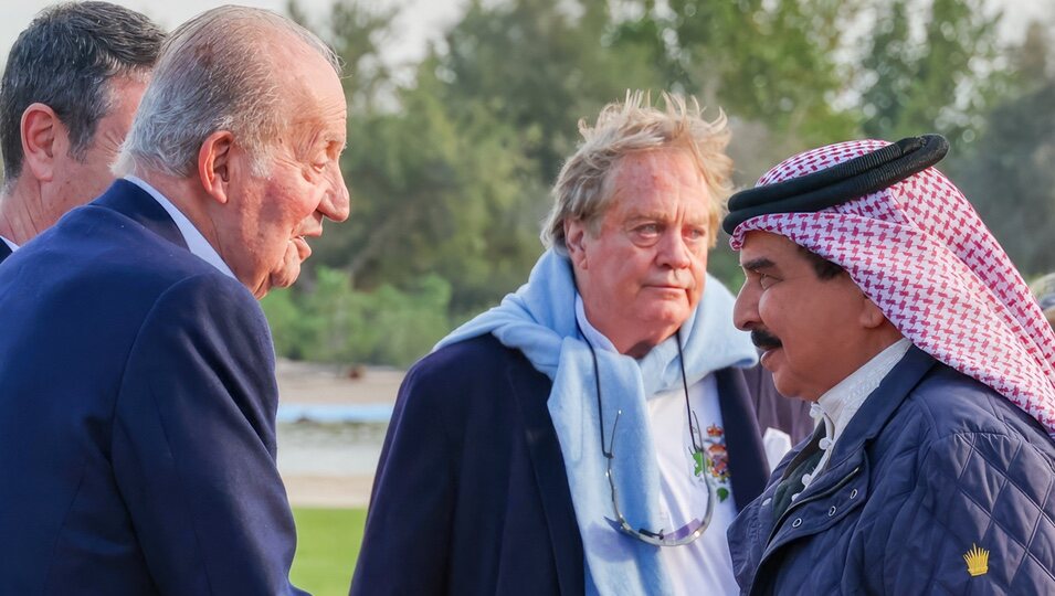 El Rey Juan Carlos y el Rey de Bahrein se saludan en Bahrein