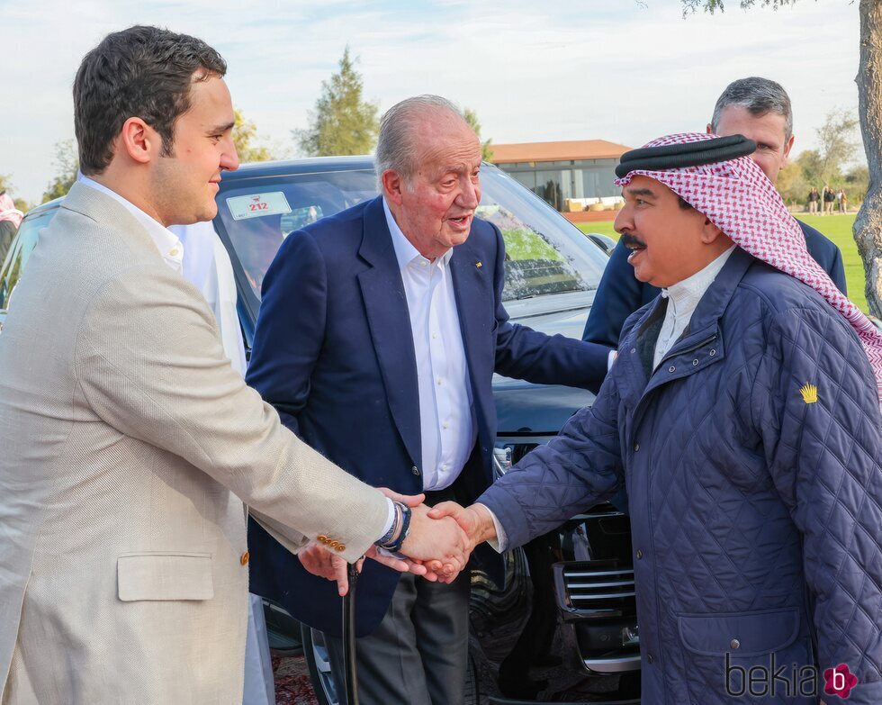 El Rey Juan Carlos presenta a Froilán al Rey de Bahrein