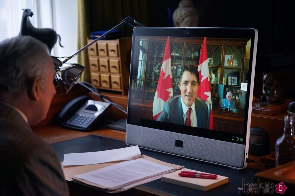 El Rey Carlos III y Justin Trudeau durante una audiencia por videollamada