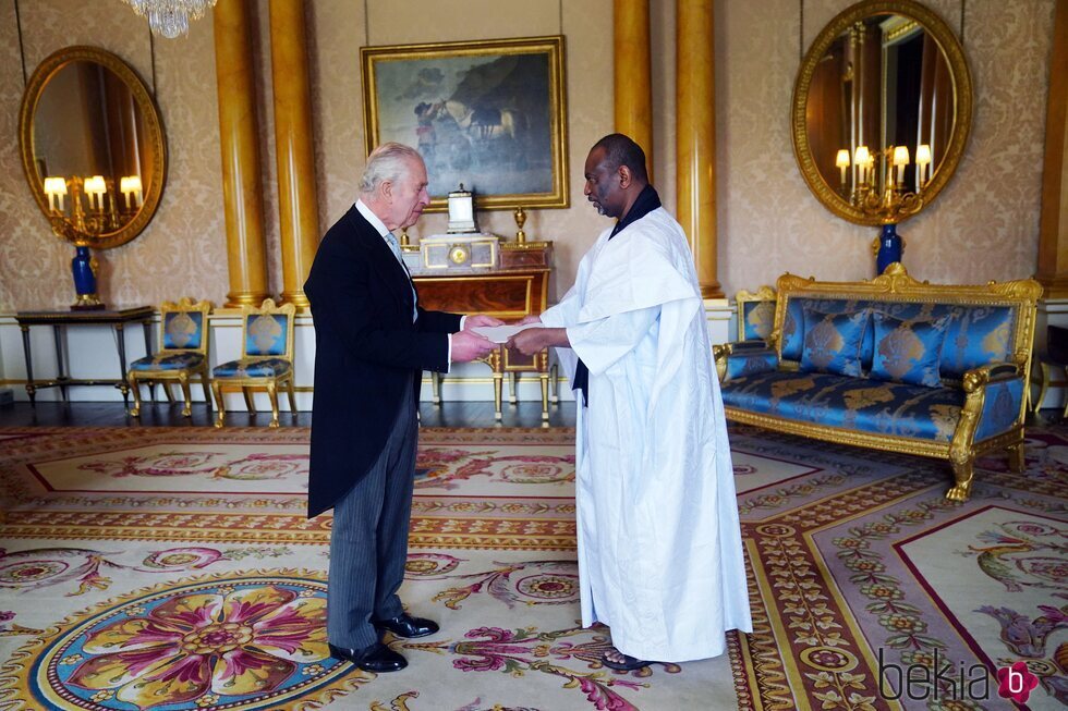 El Rey Carlos III recibe las cartas credenciales del Embajador de Mauritania en Buckingham Palace