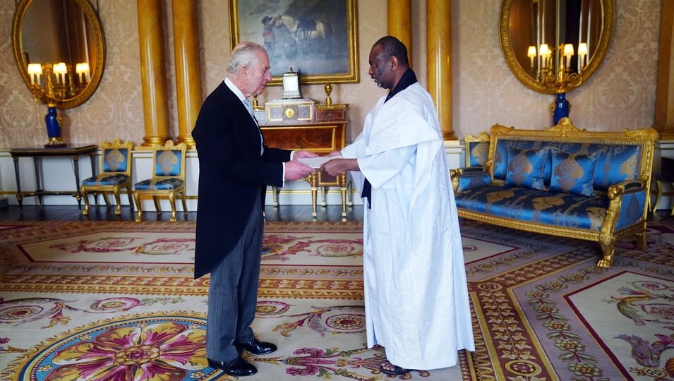 El Rey Carlos III recibe las cartas credenciales del Embajador de Mauritania en Buckingham Palace