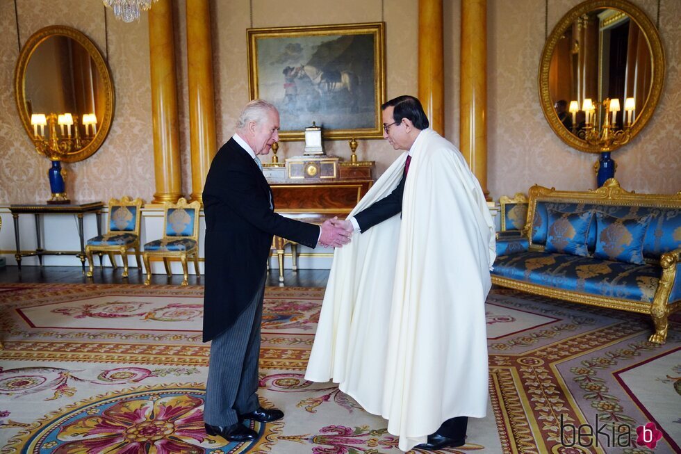 El Rey Carlos III recibe las cartas credenciales del Embajador de Argelia en Buckingham Palace