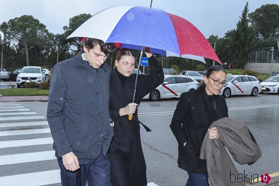 Laura Ponte y sus hijos Luis y Laura Gómez-Acebo en la capilla ardiente de Fernando Gómez-Acebo