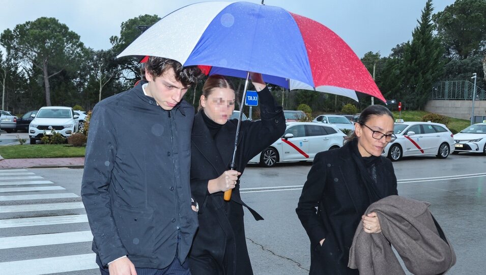 Laura Ponte y sus hijos Luis y Laura Gómez-Acebo en la capilla ardiente de Fernando Gómez-Acebo