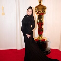 Vanessa Hudgens presume de embarazo en la alfombra roja de los Oscar 2024