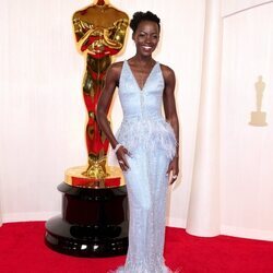 Lupita Nyong'o en la alfombra roja de los premios Oscar 2024