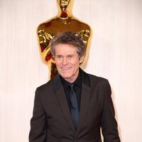 Willem Dafoe en la alfombra roja de los premios Oscar 2024