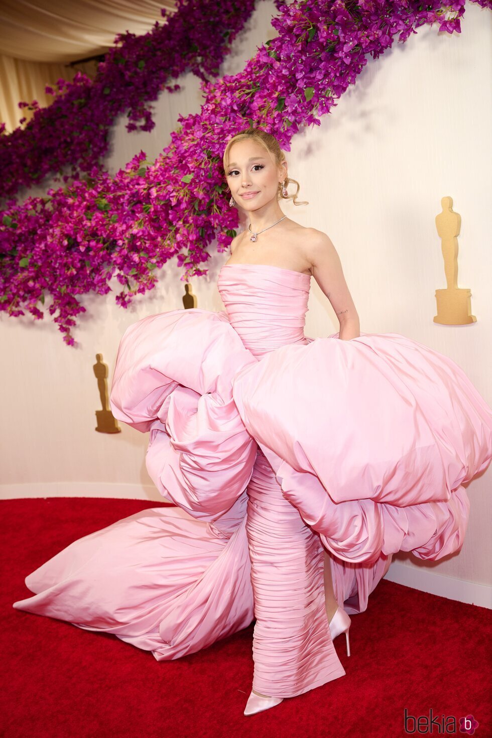 Ariana Grande en la alfombra roja de los premios Oscar 2024