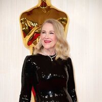 Catherine O'Hara en la alfombra roja de los premios Oscar 2024