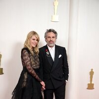 Mark Ruffalo y Sunrise Coigney en la alfombra roja de los premios Oscar 2024