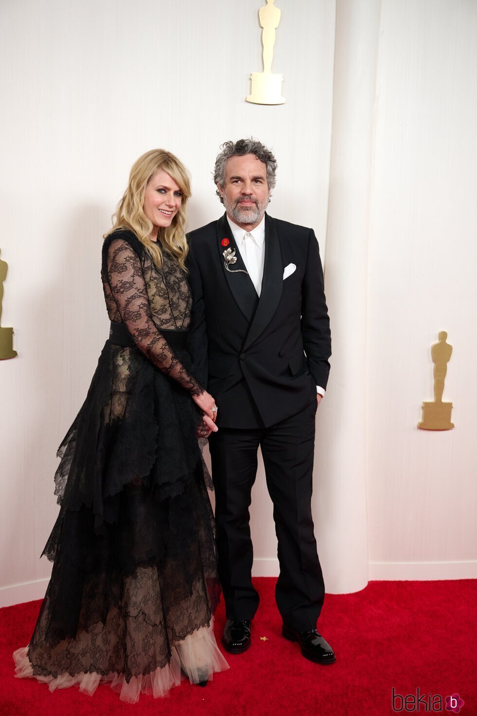 Mark Ruffalo y Sunrise Coigney en la alfombra roja de los premios Oscar 2024