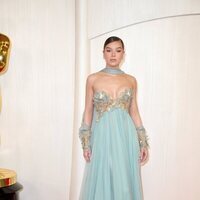 Hailee Seinfeld en la alfombra roja de los premios Oscar 2024