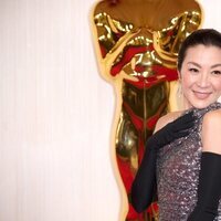 Michelle Yeoh en la alfombra roja de los premios Oscar 2024