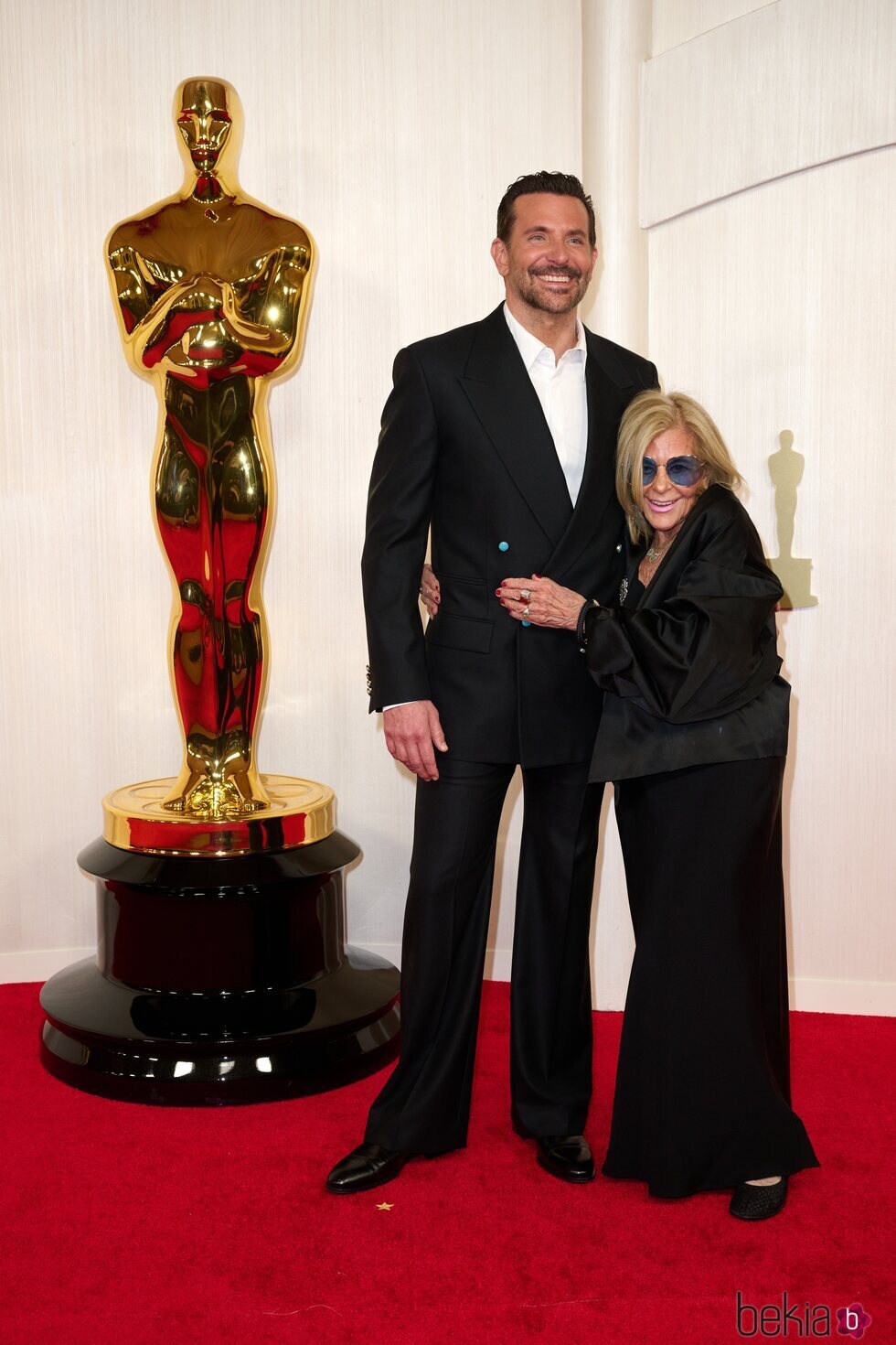 Bradley Cooper y su madre en la alfombra roja de los premios Oscar 2024