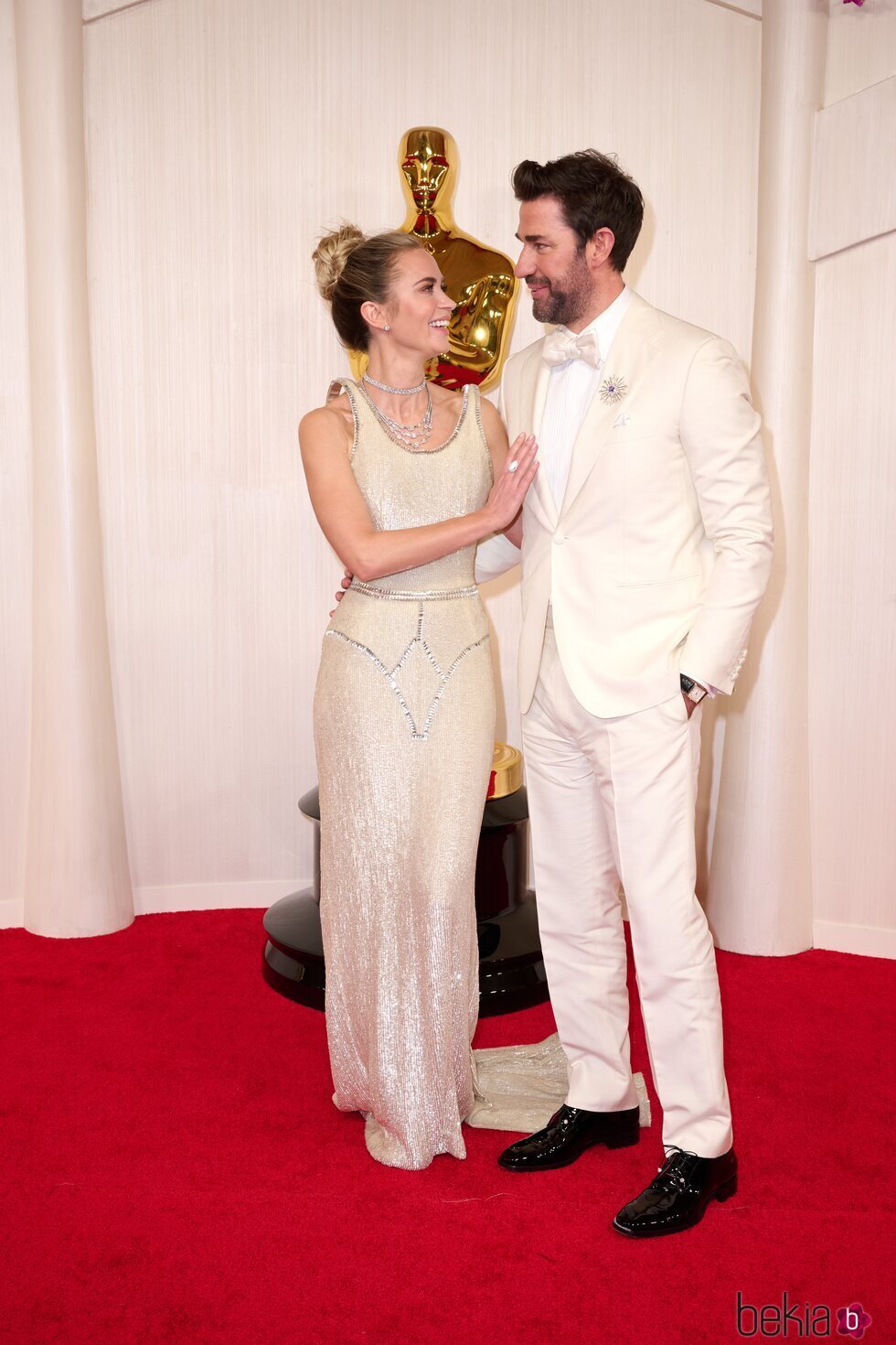 Emily Blunt y John Krasinski en la alfombra roja de los premios Oscar 2024