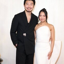 Simi Liu y Allison Hsu en la alfombra roja de los premios Oscar 2024