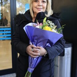 Terelu Campos, con un ramo de flores a su salida del hospital