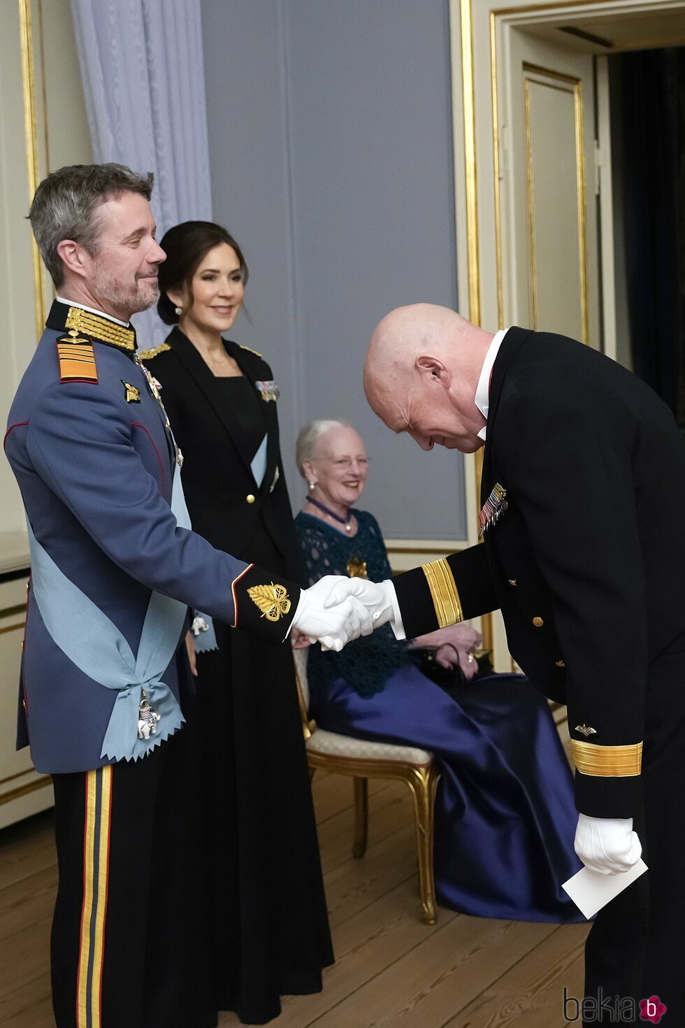 Los Reyes Federico y Mary de Dinamarca y Margarita de Dinamarca en la cena en honor a las Fuerzas Armadas en Amalienborg