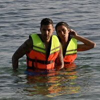 Claudia Martínez y Mario González llegando a playa en la primera gala de 'Supervivientes 2024'