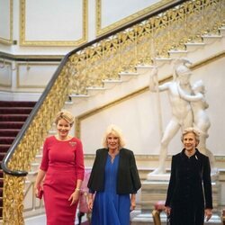 Matilde de Bélgica, la Reina Camilla y la Duquesa de Gloucester en una recepción por el Día Internacional de la Mujer en Buckingham