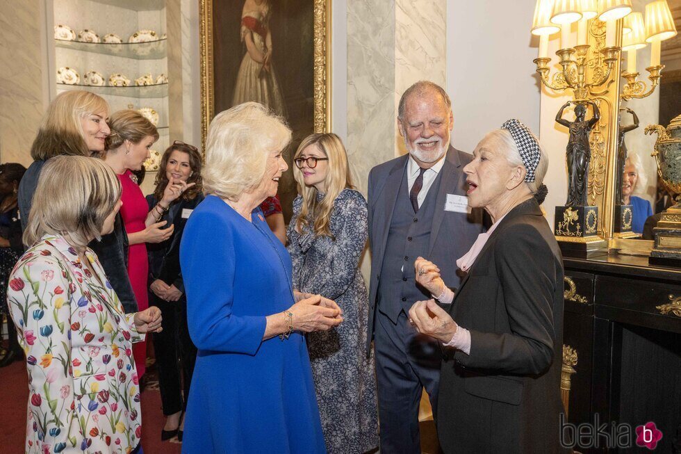 La Reina Camilla y Helen Mirren en una recepción por el Día Internacional de la Mujer en Buckingham