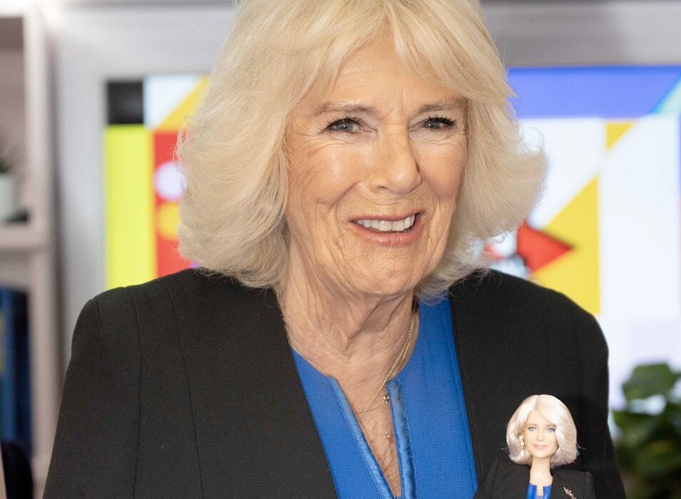 La Reina Camilla con una Barbie Camilla en una recepción por el Día Internacional de la Mujer